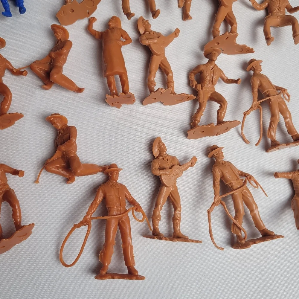 Vintage Cowboys & Indians Plastic Toy Figures Lot Of 33
